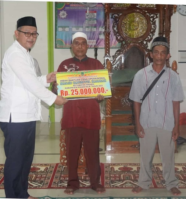 Safari Ramadhan Pemkab Rohil, Pj Sekdakab Serahkan Bantuan Operasional Rumah Ibadah di Sinaboi